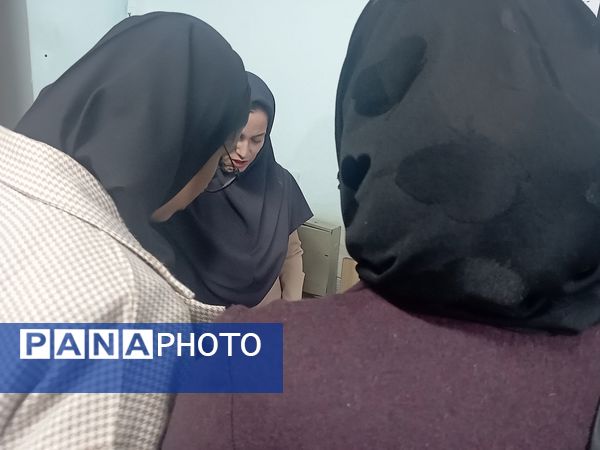 تحویل کارنامه در دبیرستان نمونه اندیشه