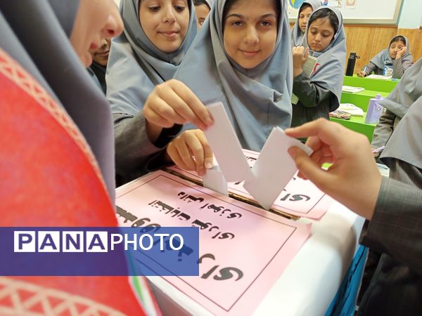 هیجان انتخابات شورای دانش‌آموزی در دبیرستان مصلی نژاد حضرت زینب