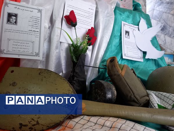ویژه برنامه دفاع مقدس در دبیرستان دانشور یک نیشابور