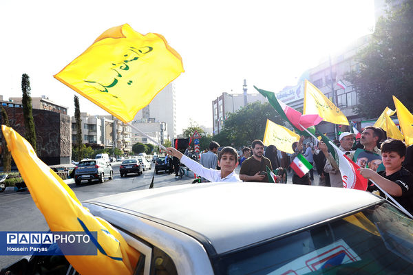 تجمع مردمی بشارت فتح در میدان انقلاب