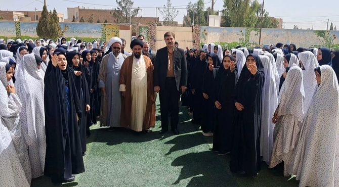 آغاز مهر با عطر نماز؛ سال تحصیلی جدید در مدرسه شهید خسروی زارچ کلید خورد