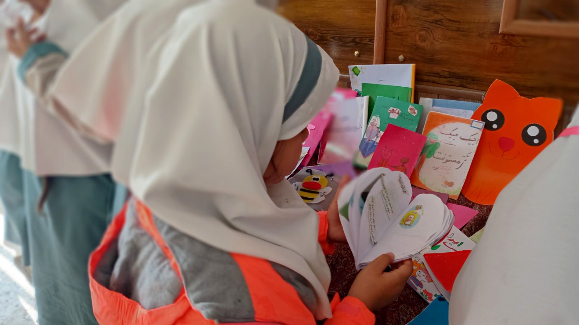 برپایی نمایشگاه کتاب‌های تألیفی و تصویرگری‌شده دانش‌آموزان در دبستان لطیفه