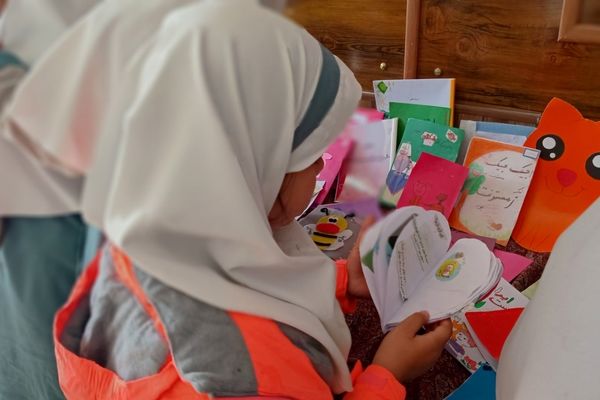 برپایی نمایشگاه کتاب‌های تألیفی و تصویرگری‌شده دانش‌آموزان در دبستان لطیفه