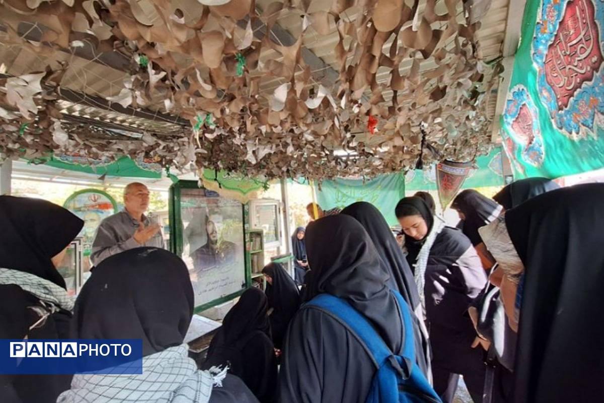 حضور دانش آموزان دبیرستان حجاب ناحیه یک شهرری در گلزار شهدا