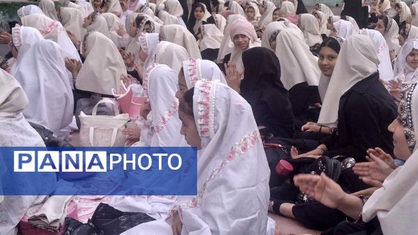 مراسم افطاری در دبستان دخترانه شهید باهنر با حضور دانش‌آموزان و اولیاء