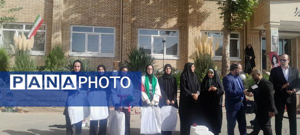 نمایش خیابانی دانش‌آموزان دختر استان البرز به مناسبت هفته دفاع مقدس 