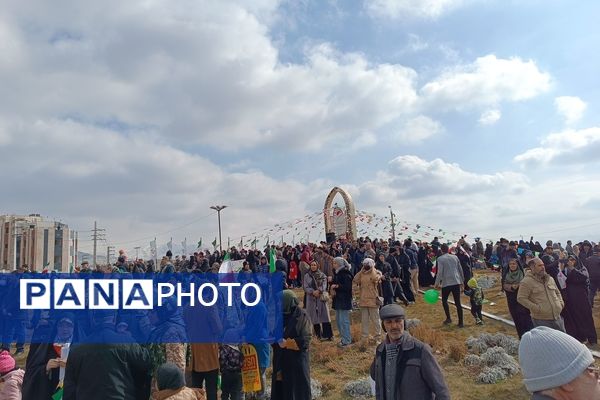 حضور دانش‌آموزان در راهپیمایی ۲۲ بهمن شهرستان پردیس 