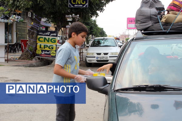 میزبانی دانش‌آموزان گلوگاهی از مسافران و زائران رضوی 