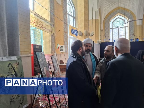  بازدید مسئولان استان البرز از نمایشگاه آثار هنری دانش‌آموزان «چله جهاد تبیین» در مصلی کرج 