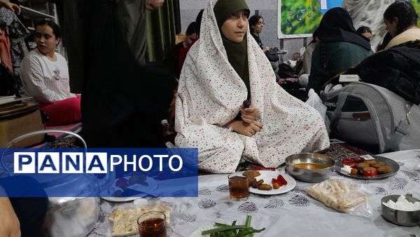 اعتکاف دانش آموزی در مسجد فاطمیه گنبد سبز نیشابور