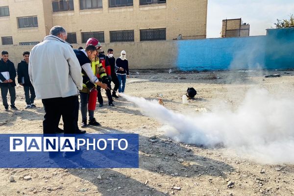  آماده‌سازی مانور زلزله با آموزش آتش‌نشان‌ها در مدرسه نمونه‌دولتی شهید مطهری رباط‌کریم