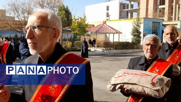 حال‌وهوای معنوی دانش‌آموزان در استقبال از پیکر شهید ۲۳ ساله در مدرسه شهید عصمت ناحیه 3 کرج 