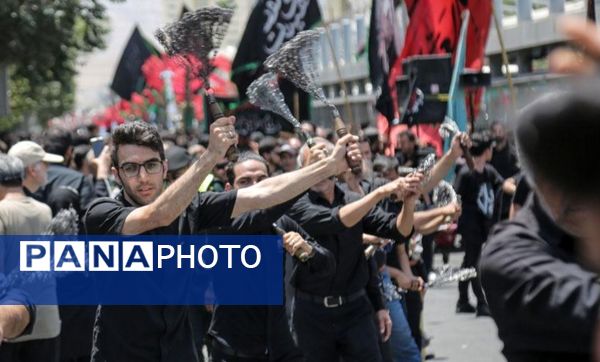 رود اشک و عشق در مسیر حرم همزمان با شکوه عزاداری هیئات‌ در خیابان‌های مشهد