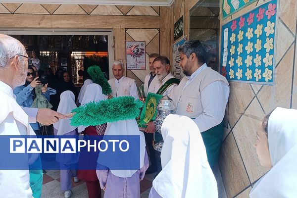 مراسم  پرچم گردانی  بارگاه حضرت علی بن موسی‌الرضا (ع) در مدرسه باهنر ملارد به مناسبت دهه کرامت