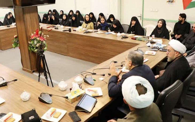 نشست بصیرتی دختران حاج قاسم با حضور سردار آبنوش