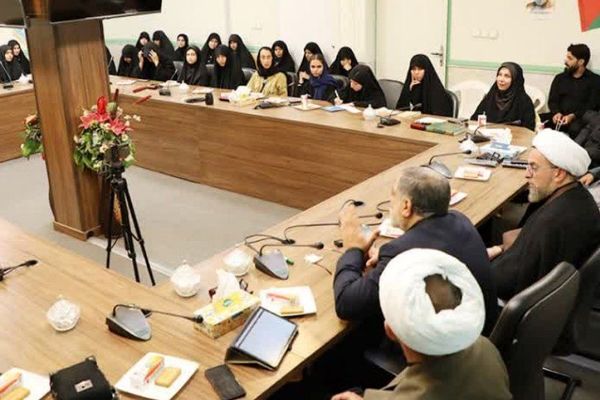 نشست بصیرتی دختران حاج قاسم با حضور سردار آبنوش