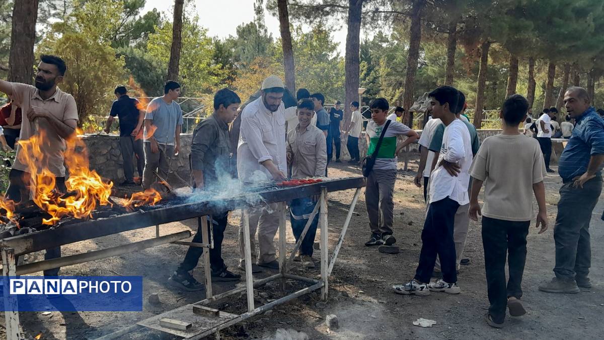خودکفایی در آشپزی؛ دانشآموزان جوجه را از زغال تا سفره رساندند