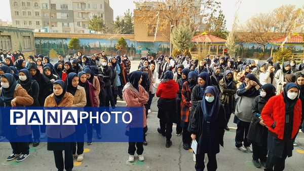 زنگ انقلاب در دبیرستان شاهد عصمت ناحیه ۳ کرج 