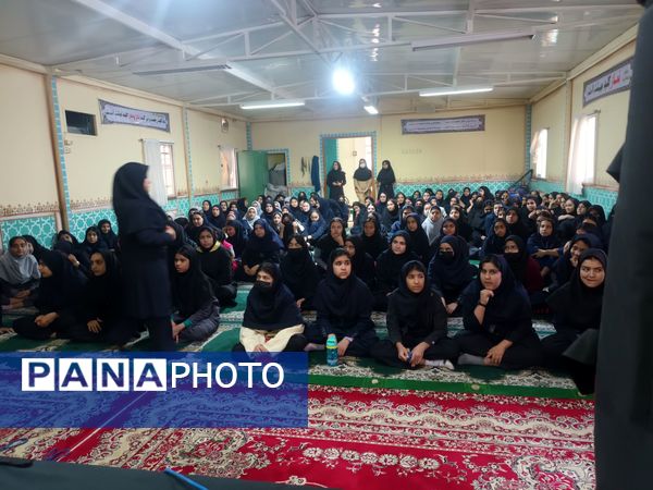 عطر فاطمی در فضای آموزش دبیرستان میرزا جعفر سروقد با برپایی ایستگاه صلواتی 