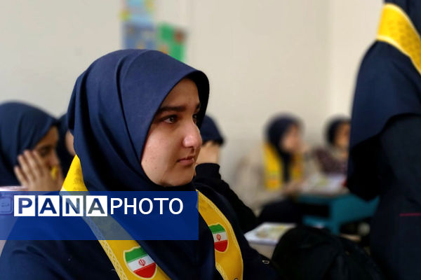 تجلیل از فرزند شهید صفری در کلاس درس با حضور یکی از همرزمان پدر