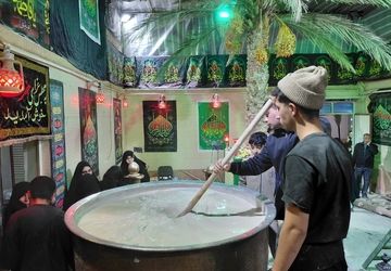 آیین پخت سمنو به مناسبت ایام فاطمیه در شهیدیه میبد
