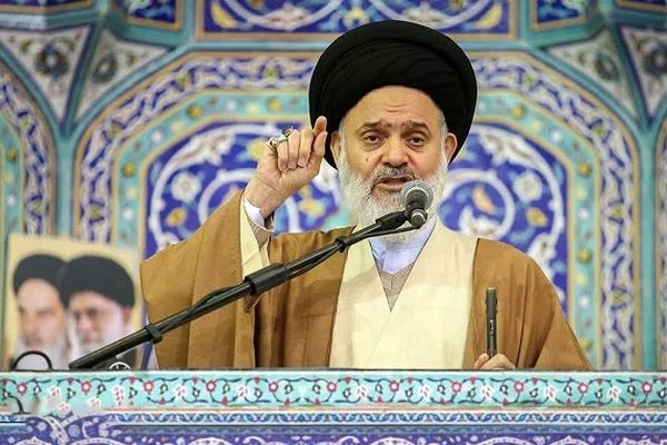 حضرت امام با گام‌های بلند خود به کمالات انسانی دست یافت
