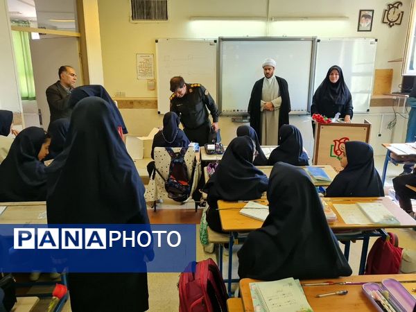 ویژه برنامه هفته نیروی انتظامی در دبیرستان شهید تیمسار فلاحی ناحیه یک کرج 