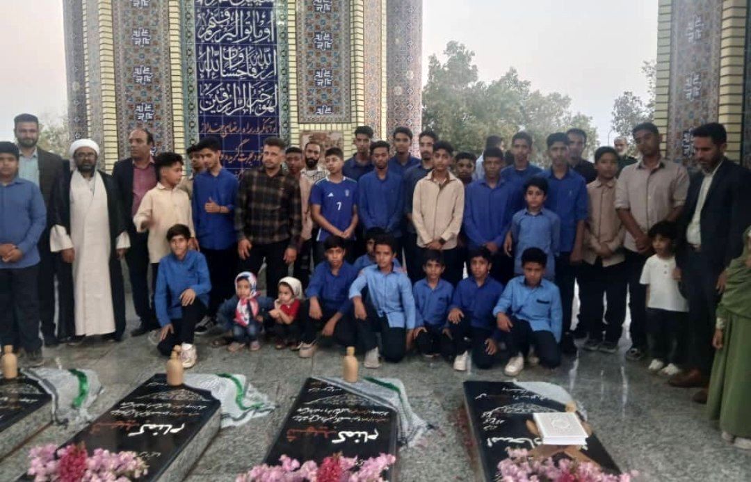 ادای احترام نسل آینده به پرچم‌داران ایثار؛ آیین غبارروبی گلزار شهدای بوموسی برگزار شد