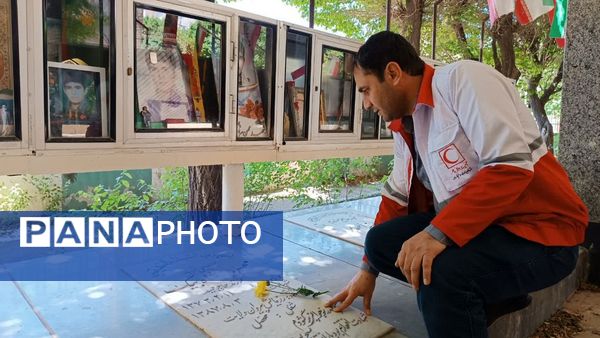 غبارروبی گلزار شهدا به‌مناسبت هفته هلال احمر در اشتهارد