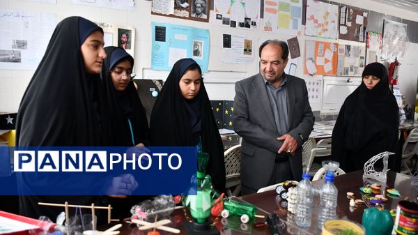 برپایی نمایشگاه آثار دانش‌آموزی در مدرسه متوسطه اول نمونه دولتی امام رضا (ع) فیض‌آباد