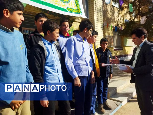 تقدیر از دانش‌آموزان فعال حوزه فرهنگی و مذهبی دبیرستان نمونه دانش