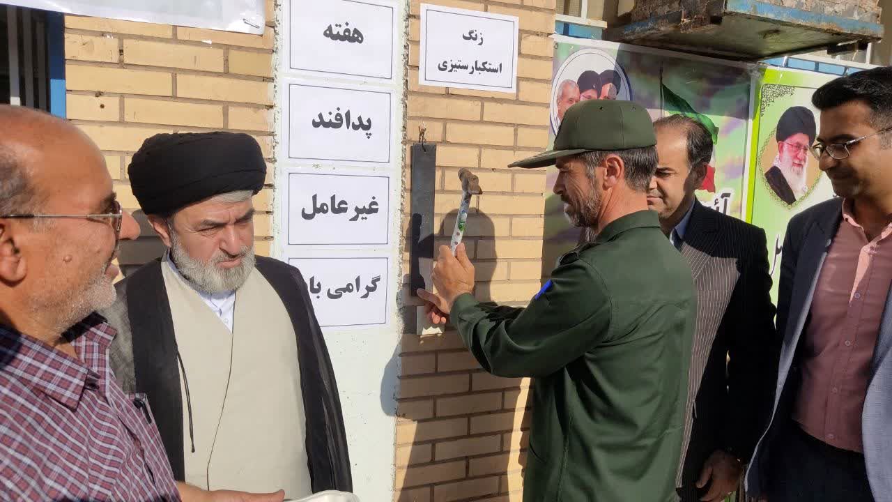 زنگ آغاز هفته پدافند غیرعامل در هنرستان آیت‌الله خامنه‌ای 