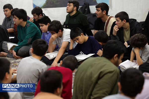 اعتکاف دانش‌آموزی در مسجد جامع امام جعفر صادق(ع) اقدسیه