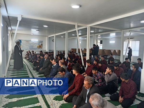 اقامه نماز جماعت به امامت امام جمعه کاشمر در دبیرستان نمونه آیت الله خامنه‌ای 