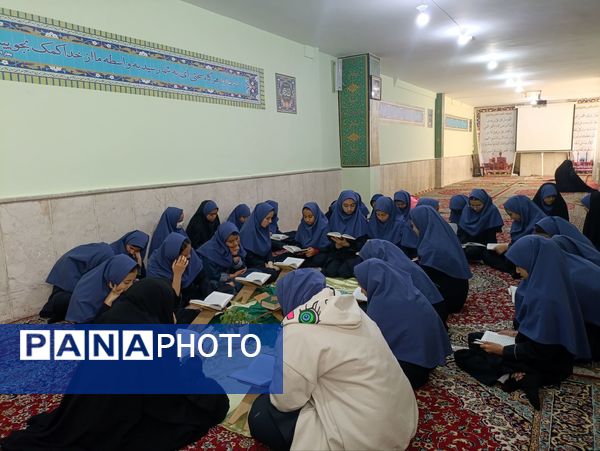 برگزاری محفل نورانی انس با قرآن در دبیرستان دکتر جواد حداد۲ ناحیه پنج