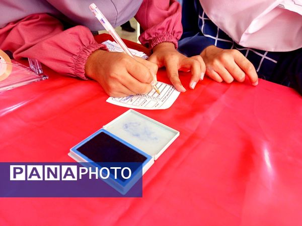 انتخابات شورای دانش آموزی در دبستان سمیه