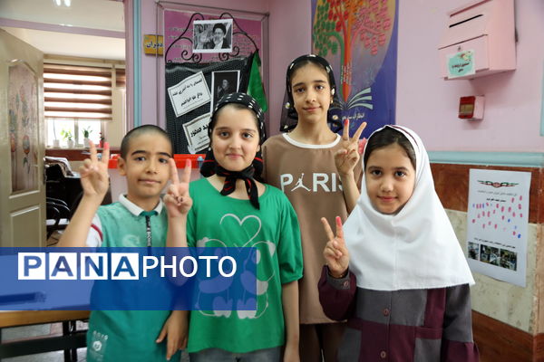 حضور ۵۲ دانش‌آموز رای اولی با عنوان همیار فرماندار در شعبه‌های اخذ رای شهرستان اسلامشهر 
