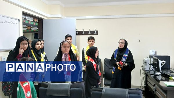 دیدار رئیس سازمان دانش‌آموزی و دانش‌آموزان پیشتاز و خبرنگاران پانا با رئیس سازمان تأمین اجتماعی محمودآباد 