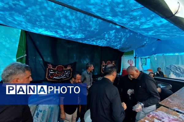 برپایی موکب های مختلف در مسیر پیاده روی اربعین در ناحیه دو شهرری 