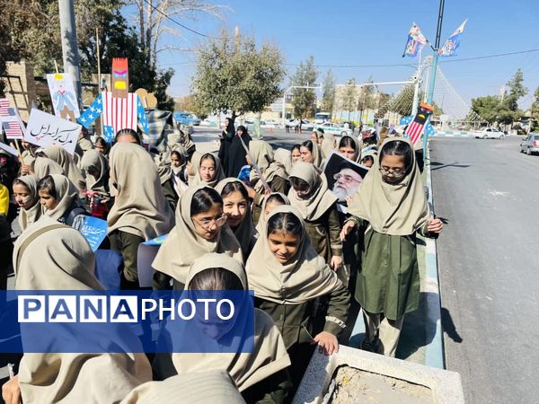 حضور پرشور دانش آموزان مدارس شهرستان خاتم در راهپیمایی ۱۳ آبان 