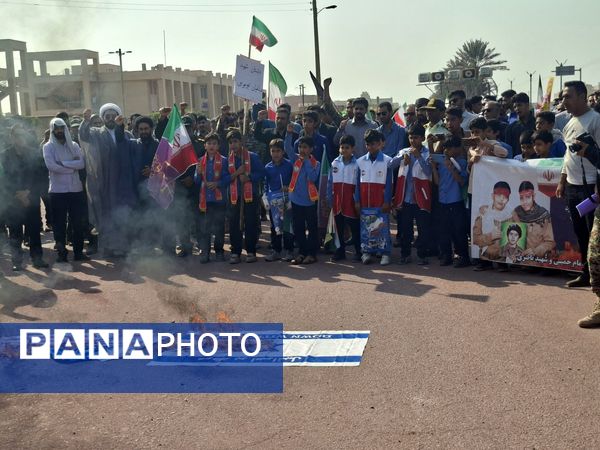 راهپیمایی بزرگ ۱۳ آبان در بوموسی با حضور پرشور دانش‌آموزان