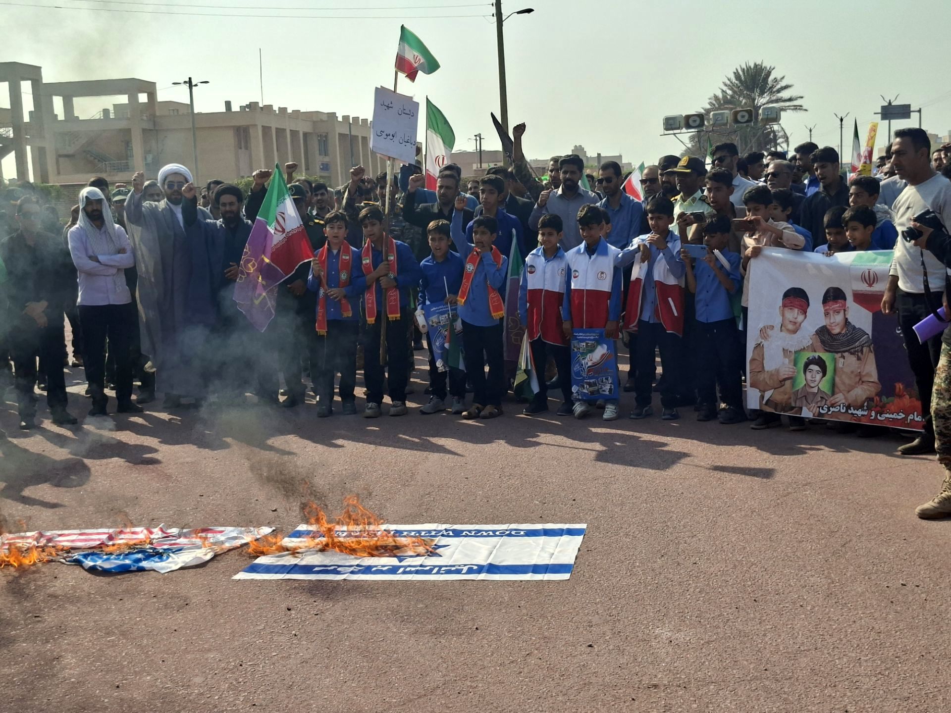 راهپیمایی بزرگ ۱۳ آبان در بوموسی با حضور پرشور دانش‌آموزان