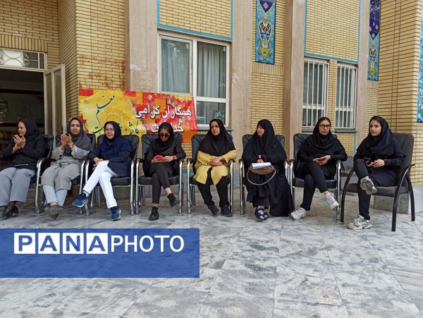 تجلیل از معلم و دختر ایرانی در بهار کرامت 
