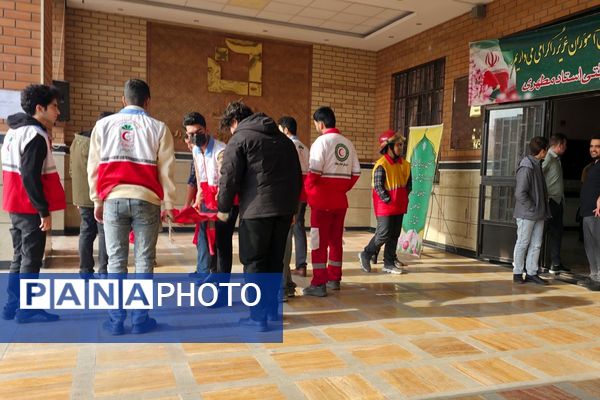 اجرای مانور زلزله با حضور مسئولان در مدرسه استاد مطهری رباط‌کریم