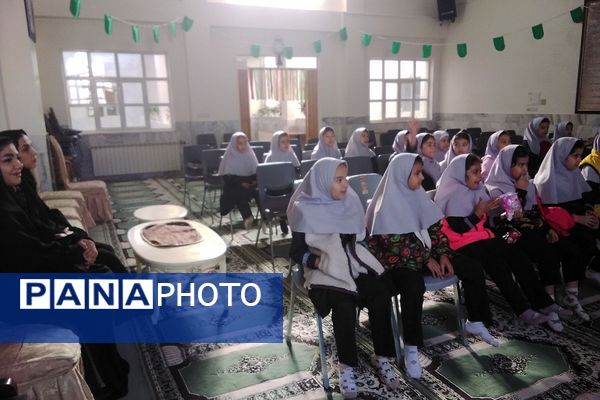 گرامیداشت هفته کتاب و کتاب‌خوانی در دبستان دخترانه جعفریه با حضور پرشور دانش‌آموزان
