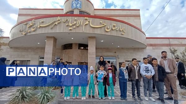 اهدای گل توسط دانش‌آموزان به پرستاران به مناسبت روز پرستار 