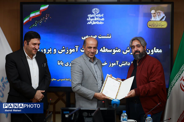 نشست صمیمی معاون آموزش متوسطه وزارت آموزش و پرورش با دانش‌آموز خبرنگاران خبرگزاری پانا