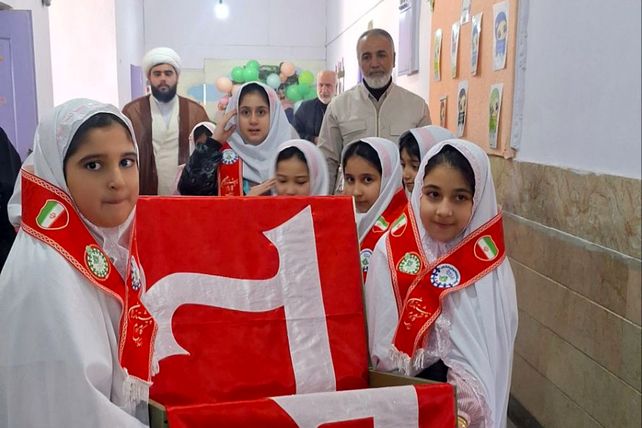  آیین پرچم‌گردانی به یاد امام حسین(ع) در مدارس فیروزکوه