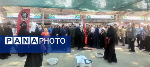 اجرای گروه سرود و تئاتر خیابانی به مناسبت هفته دفاع مقدس در مصلای کرج