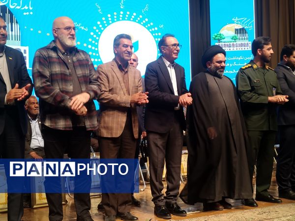 آیین بزرگداشت مردان نامدار با حضور چهره‌های فرهنگی و هنری در فرهنگسرای شهرکرد 